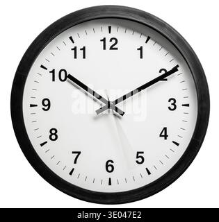 Analoge Wanduhr mit schwarzem Rahmen und weißem Zifferblatt, das die Uhrzeit um 10:10 Uhr anzeigt. Ein einfacher und klassischer Zeitmesser, der Pünktlichkeit, Routine und die symbolisiert Stockfoto