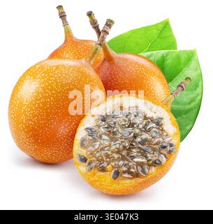 Gelbe süße granadilla-Frucht (Passiflora ligularis) mit granadilla-Blättern isoliert auf weißem Hintergrund mit Schnittpfad. Hochwertige Bilder mit m Stockfoto