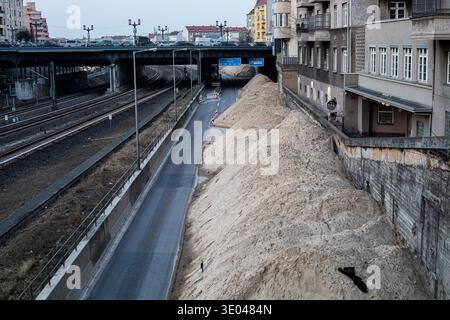 Berlin, Deutschland. März 2026. Große Sandhaufen säumen am Dienstag, den 10. März 2026, einen geschlossenen Abschnitt der Autobahn A100 unter einer Überführung in Berlin. Nach dem Abriss der ehemaligen Westendbrücke ist das Areal noch im Bau, da die Besatzungen das Gelände für den Bau einer Ersatzbrücke an der Berliner Ringautobahn vorbereiten. (Foto: Michael Kuenne/PRESSCOV/SIPA USA) Credit: SIPA USA/Alamy Live News Stockfoto