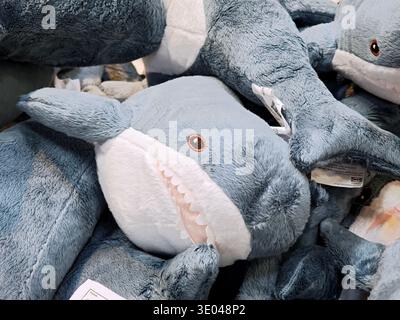 IKEA BLÅHAJ Blauhai Plüschtiere in einem Ladendisplay, Nahaufnahme eines Haufens weicher Stoffmaskottchen mit weißen Zähnen und aufgestickten Augen, Stockfoto