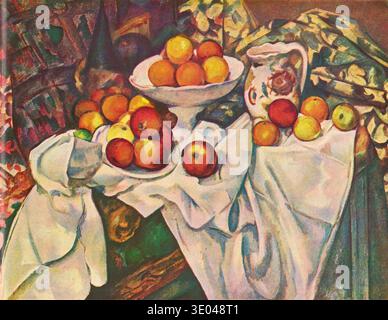 Eine farbenfrohe Stillleben-Komposition mit einer Vielzahl von Früchten wie Äpfeln und Orangen, die mit einem dekorativen Krug auf einem drapierten Tuch angeordnet sind, in einem unverwechselbaren malerischen Stil dargestellt Stockfoto