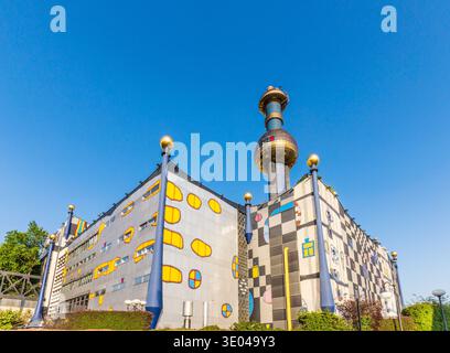 WIEN, ÖSTERREICH - APR 24, 2015: Das Fernwärmewerk in Wien, Österreich. Entworfen vom berühmten österreichischen Künstler und Architekten Friedensreich Hun Stockfoto