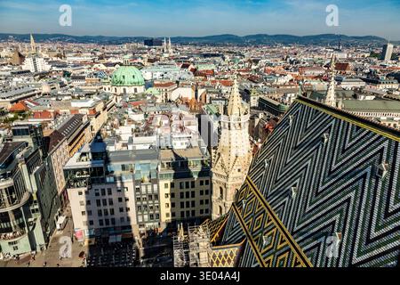 WIEN, ÖSTERREICH - APR 24, 2015: Blick auf Wien vom Stephansdom in Wien, Österreich. Die Kathedrale hat zwei Plattformen für Besucher geöffnet. Stockfoto