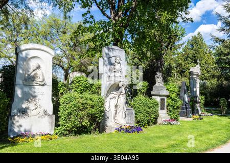 WIEN, ÖSTERREICH - APR 26, 2015: Letzte Ruhestätte berühmter Persönlichkeiten auf dem Wiener Zentralfriedhof in Wien, Österreich. Das Gebiet ist für berühmte blockiert Stockfoto