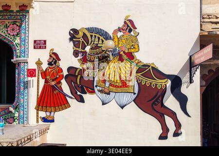 UDAIPUR, INDIEN - Okt 21, 2012: Berühmte Wandmalereien zeigen Krieger aus der Antike mit Pferden in Udaipur, Indien. Stockfoto