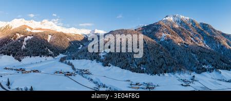 Luftpanorama des Schneetals in den italienischen Dolomiten bei Sonnenuntergang Stockfoto