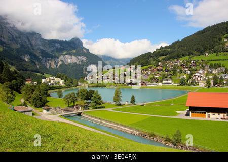 Alpendorf Engelberg mit See und traditionellen Schweizer Chalets umgeben von Bergen, Obwalden, Schweiz Stockfoto