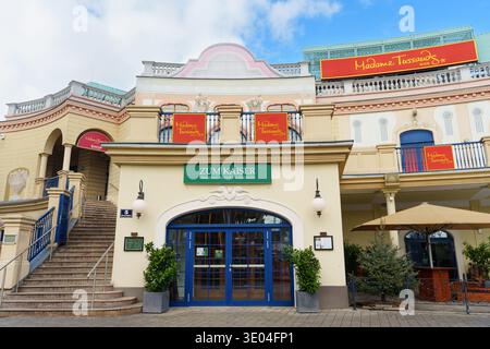 Wien, Österreich - 24. Februar 2026: Madame Tussauds Wachsmuseum und Restaurant zum Kaiser am Riesenradplatz im berühmten Prater Stockfoto