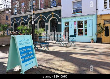 Die blühende Altstadt, im Winter bei Sonnenschein, liegt im Hafen von Margate und bietet unabhängige Geschäfte, Galerien, Cafés und Restaurants. in Kent, Großbritannien Stockfoto