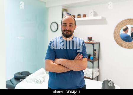 Männlicher Massagetherapeut lächelt in der Kurklinik Stockfoto