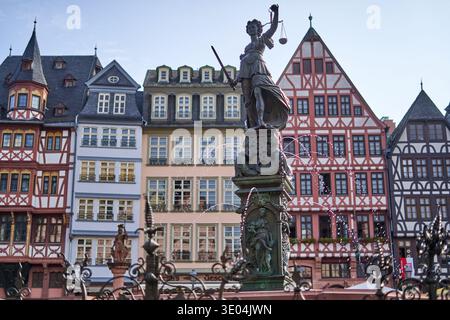 Das Bild zeigt den ikonischen Gerechtigkeitsbrunnen mit der Bronzestatue der Justitia mit Waagen und... Stockfoto