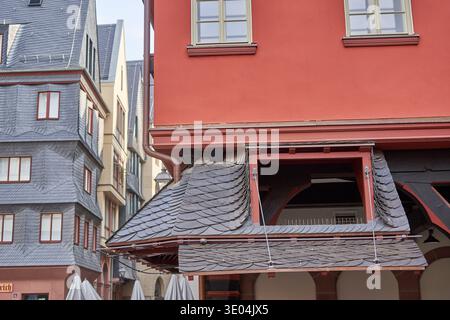 Nahaufnahme der traditionellen deutschen Architektur in Frankfurt, Deutschland, mit historischen Fachwerkhäusern mit markantem Schieferdach... Stockfoto