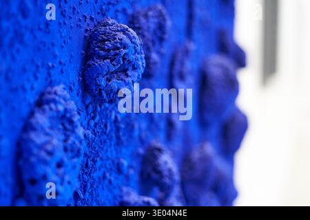 Makrofoto einer lebendigen ultramarinblauen strukturierten Oberfläche mit dreidimensionalen schwammartigen Formationen. Das Bild zeigt... Stockfoto