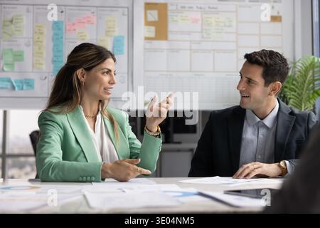 Verschiedene hispanische Geschäftspartner entwickeln Startup am Schreibtisch im Büro Stockfoto