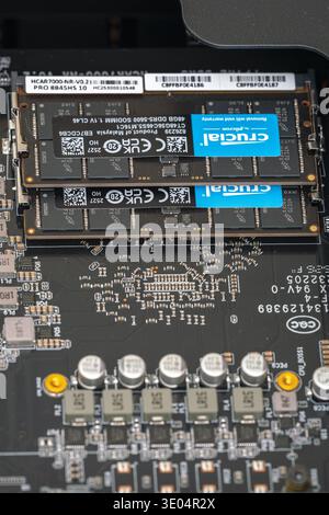 Detaillierte Ansicht von zwei Crucial DDR5 SODIMM-Speichersticks (je 48 GB), die auf einem Mini-PC-Mainboard montiert sind und Schaltkreise und Komponenten zeigen. Stockfoto