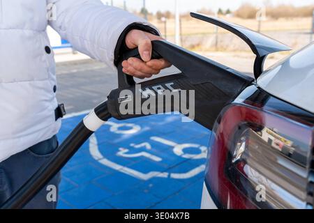 Erkheim, Bayern, Deutschland - 10. März 2026: Eine Hand verbindet ein Elektroauto mit einem Schnellladestecker. Das Foto zeigt, wie einfach es ist, moderne Ladetechnik im Alltag für klimafreundliche Mobilität einzusetzen. *** Eine Hand verbindet ein Elektroauto mit einem Schnellladestecker. Die Aufnahme zeigt die einfache Handhabung moderne Ladetechnik im Alltag für eine klimafreundliche Mobilität. Stockfoto
