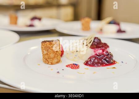 Gourmet-Beeren-Panna Cotta-Dessertüberzug mit Gebäck Stockfoto