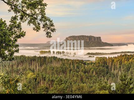 Blick auf Lilienstein im Nationalpark Sächsische Schweiz, Deutschland, aufragend über Morgennebel und bewaldete Landschaft, malerischer Sandsteinberg Stockfoto