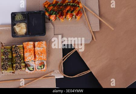 Sushi in Boxen und Sojasauce. Lieferung von Lebensmitteln Stockfoto