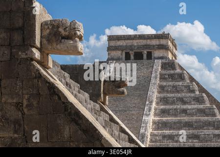 Venus-Plattform und Pyramidentempel von Kukulcan (El Castillo) - Chichen Itza, Yucatan, Mexiko Stockfoto
