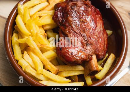 Teller mit Bratfleisch und Pommes Frites als Beilage. Nahaufnahme, Draufsicht Stockfoto
