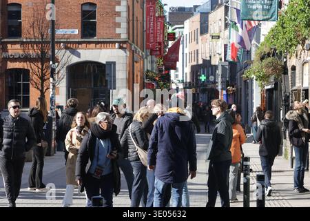 Dublin, Irland - 6. März 2026: Blick vom Temple Bar Square, während Passanten und Touristen durch Dublin spazieren gehen und eine Straßenszene in der irischen Hauptstadt an einem trockenen, sonnigen Nachmittag in der irischen Hauptstadt darstellen Stockfoto