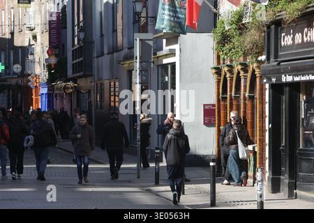 Dublin, Irland - 6. März 2026: Blick vom Temple Bar Square, während Passanten und Touristen durch Dublin spazieren gehen und eine Straßenszene in der irischen Hauptstadt an einem trockenen, sonnigen Nachmittag in der irischen Hauptstadt darstellen Stockfoto