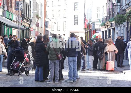 Dublin, Irland - 6. März 2026: Blick von der Temple Bar aus, während Passanten und Touristen durch Dublin spazieren und eine Straßenszene in der irischen Hauptstadt an einem trockenen, sonnigen Nachmittag in der irischen Hauptstadt darstellen Stockfoto