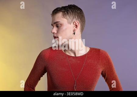 Junger Mann mit Piercing in stilvollem Hemd auf farbigem Hintergrund Stockfoto