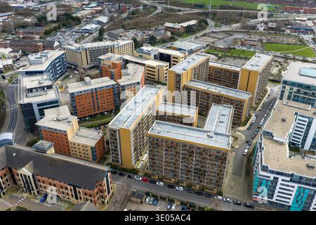 Drohnenblick über Wohnblocks in Holbeck Leeds mit umliegenden Bürostraßen, geparkten Autos und nahe gelegenen Geschäftsgebäuden ben Stockfoto