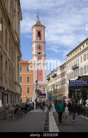 Palais Rusca, ehemalige Kaserne. Neoklassizistische Architektur in der Nähe des Place du Palais de Justice. Fußgänger gehen am Gerichtsgebäude von Nizza vorbei. Stockfoto