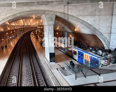 Gare de Monaco Monte-Carlo. Monaco, Frankreich. Moderne Architektur mit Betongewölbe und Holzlatten, Passagiere mit Rolltreppe in der Nähe einer Region Stockfoto