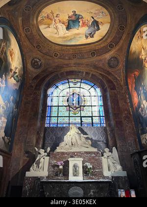 Paris, Frankreich. Das Innere der St. Sulpice Church. Die Kapelle der Seelen im Fegefeuer, mit einer zentralen Pieta, einem Buntglasfenster und Wandmalereien. Stockfoto