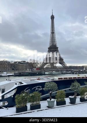Paris, Frankreich. Blick auf die Eiffeltour von der anderen Seite der seine im Winter. Stockfoto
