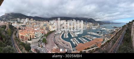 Port Hercule, Hafen Von Monaco. Panoramablick auf den Tiefwasserhafen, Luxusyachten und die Skyline von Monte Carlo vom Felsen von Monaco. Stockfoto