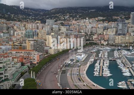 Ikonischer Blick aus der Vogelperspektive auf den Hafen von Port Hercule, Luxusyachten und die Skyline von Monte Carlo vom Aussichtspunkt Place du Palais in Monaco, Frankreich. Stockfoto