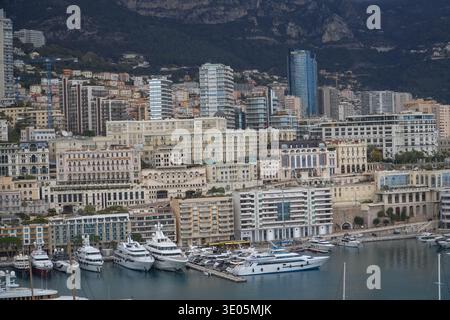 Panoramablick auf den Hafen von Port Hercule, Luxusyachten und die dichte Skyline von Monte Carlo vom Place du Palais Lookout, Monaco, französische Riviera. Stockfoto