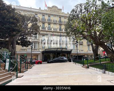 Hôtel Eremitage Monte-Carlo, Monaco. Belle-Epoque-Architektur, luxuriöser Hoteleingang, teure Autos parken draußen. Stockfoto