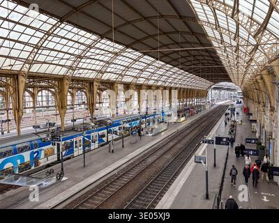Gare de Nice-Ville. Nizza, Frankreich. Im Stil des Louis XIII. Jahrhunderts errichtete Zugschuppen mit Dach und kunstvoll verziertem Eisen, auf dem Passagiere auf TER-Zügen warten. Stockfoto