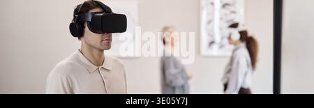 Kaukasischer Junger Erwachsener, Der Die Virtuelle Realität In Innenräumen Erlebt Stockfoto