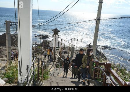 Menschen, die steile Stufen auf den Klippen der Insel Enoshima - Fujisawa, Kanagawa, Japan - hinauflaufen - 10. November 2025 Stockfoto