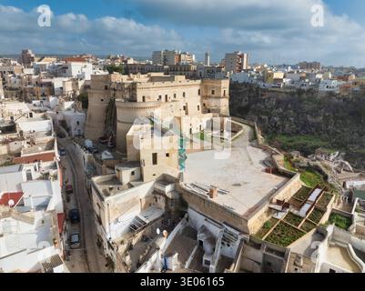 Historische Burg Massafra aus der Vogelperspektive: Mittelalterliche Festung Byzantinische Felsenschnittarchitektur in den Schluchten Apuliens. Die Besten Italienischen Militär-Wahrzeichen-Fotografien Stockfoto