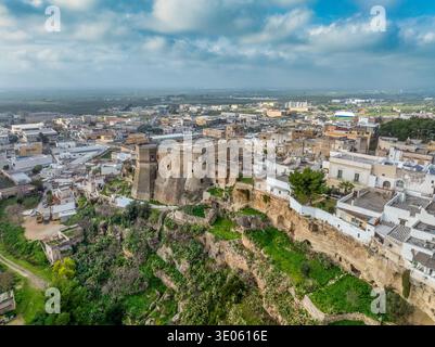 Historische Burg Massafra aus der Vogelperspektive: Mittelalterliche Festung Byzantinische Felsenschnittarchitektur in den Schluchten Apuliens. Die Besten Italienischen Militär-Wahrzeichen-Fotografien Stockfoto
