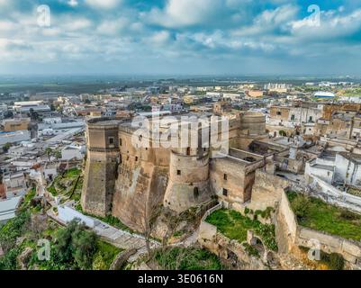 Historische Burg Massafra aus der Vogelperspektive: Mittelalterliche Festung Byzantinische Felsenschnittarchitektur in den Schluchten Apuliens. Die Besten Italienischen Militär-Wahrzeichen-Fotografien Stockfoto