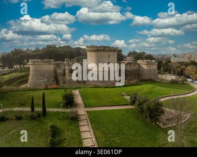 Aus der Vogelperspektive des Castello Tramontano: Aragonesische Festung aus dem 16. Jahrhundert in Matera, Basilicata. Italien mit drei runden Bastionen Stockfoto