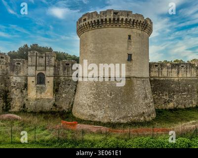 Aus der Vogelperspektive des Castello Tramontano: Aragonesische Festung aus dem 16. Jahrhundert in Matera, Basilicata. Italien mit drei runden Bastionen Stockfoto