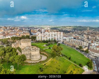 Aus der Vogelperspektive des Castello Tramontano: Aragonesische Festung aus dem 16. Jahrhundert in Matera, Basilicata. Italien mit drei runden Bastionen Stockfoto