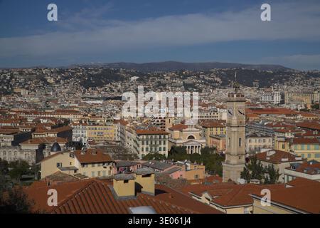 Uhrenturm Tour de l'Horloge, Nizza, Frankreich. Panoramablick über Terrakottadächer und historische Architektur von Vieux Nice in Richtung Hügel. Stockfoto