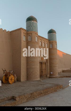 Historisches Tor der ummauerten Stadt Itchan Kala bei Sonnenaufgang in Chiwa, Usbekistan. Stockfoto