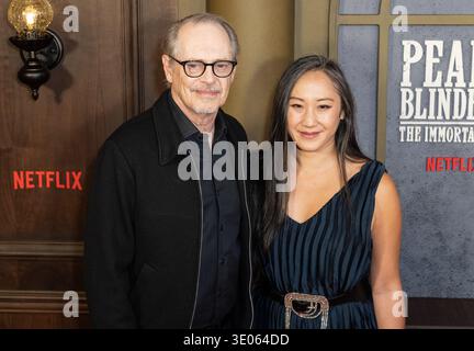 Steve Buscemi und Karen Ho nehmen am 10. März 2026 an der US-Premiere von Netflix's Peaky Blinders: The Immortal man im DGA Theater in New York teil. Stockfoto